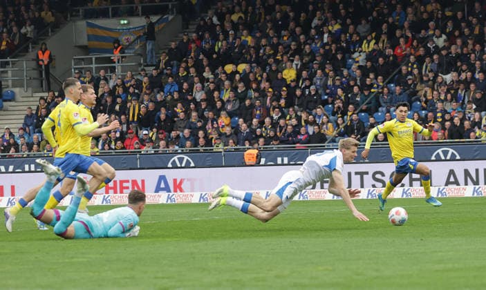 Luca Schuler Hertha BSC Berlin is fouled by goalkeeper Ron Thorben Hoffmann Eintracht Braunschweig, penalty kick is awarded Football, Men, Season 2025 2026 2 BL, Eintracht Stadion, Eintracht Braunschweig vs Hertha BSC Berlin DFL REGULATIONS PROHIBIT ANY USE OF PHOTOGRAPHS AS IMAGE SEQUENCES AND OR QUASI VIDEO