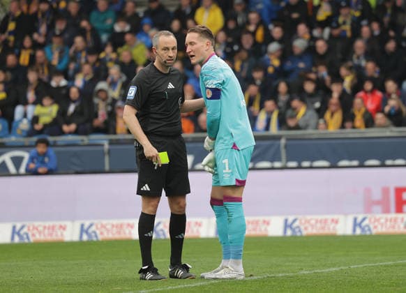 Referee Patrick Alt yellow card for goalkeeper Ron Thorben Hoffmann Eintracht Braunschweig Football, Men, Season 2025 2026 2 BL, Eintracht Stadion, Eintracht Braunschweig vs Hertha BSC Berlin DFL REGULATIONS PROHIBIT ANY USE OF PHOTOGRAPHS AS IMAGE SEQUENCES AND OR QUASI VIDEO