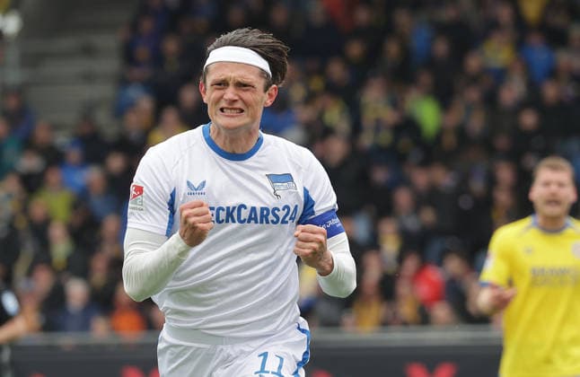 Fabian Reese (Hertha BSC Berlin) scheitert per Elfmeter an Torhueter Ron Thorben Hoffmann (Eintracht Braunschweig) und trifft dann im Nachschuss zum 0-1, Jubel Fussball, Herren, Saison 2025 2026 2.BL, Eintracht Stadion, Eintracht Braunschweig gegen Hertha BSC Berlin DFL REGULATIONS PROHIBIT ANY USE OF PHOTOGRAPHS AS IMAGE SEQUENCES AND OR QUASI-VIDEO. *** Fabian Reese Hertha BSC Berlin fails to score a penalty against Eintracht Braunschweig goalkeeper Ron Thorben Hoffmann and then scores on the rebound to make it 0 1, Cheers Football, Men, Season 2025 2026 2 BL, Eintracht Stadion, Eintracht Braunschweig vs Hertha BSC Berlin DFL REGULATIONS PROHIBIT ANY USE OF PHOTOGRAPHS AS IMAGE SEQUENCES AND OR QUASI VIDEO