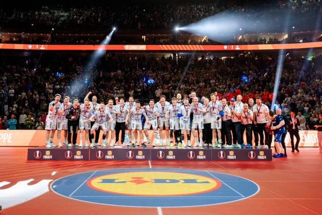 Cologne, 19 04 2026, Handball, Men, Lidl Final4, DHB Pokal, Match for 3rd place, TBV Lemgo Lippe SC Magdeburg Lemgo on the podium in third place after winning the match against Magdeburg Cologne Lanxess Arena NRW Germany