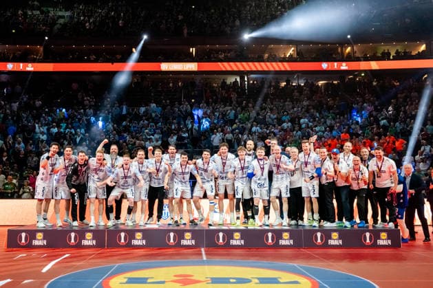 Cologne, 19 04 2026, Handball, Men, Lidl Final4, DHB Pokal, Match for 3rd place, TBV Lemgo Lippe SC Magdeburg Lemgo on the podium in third place after winning the match against Magdeburg Cologne Lanxess Arena NRW Germany