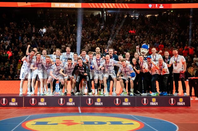 Cologne, 19 04 2026, Handball, Men, Lidl Final4, DHB Pokal, Match for 3rd place, TBV Lemgo Lippe SC Magdeburg Lemgo on the podium in third place after winning the match against Magdeburg Cologne Lanxess Arena NRW Germany