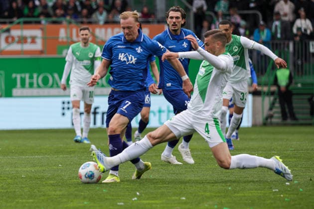 19 04 2026, xgrfx, Soccer 2 Bundesliga, SpVgg Greuther Fuerth SV Darmstadt 98 v l Isac Lidberg SV Darmstadt , Philipp Ziereis Greuther Fürth DFL DFB REGULATIONS PROHIBIT ANY USE OF PHOTOGRAPHS as IMAGE SEQUENCES and or QUASI VIDEO Fuerth