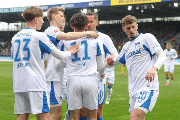 19 04 2025, xtgx, Soccer 2 Bundesliga, Eintracht Braunschweig Hertha BSC Berlin v l Hertha after goal to 0 1 by Fabian Reese Hertha, 11 Jubel, Torjubel, jubelt ueber das Tor, celebrate the goal, celebration DFL DFB REGULATIONS PROHIBIT ANY USE OF PHOTOGRAPHS as IMAGE SEQUENCES and or QUASI VIDEO Braunschweig