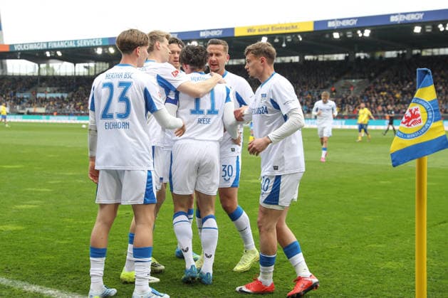 19 04 2025, xtgx, Soccer 2 Bundesliga, Eintracht Braunschweig Hertha BSC Berlin v l Hertha after goal to 0 1 by Fabian Reese Hertha, 11 Jubel, Torjubel, jubelt ueber das Tor, celebrate the goal, celebration DFL DFB REGULATIONS PROHIBIT ANY USE OF PHOTOGRAPHS as IMAGE SEQUENCES and or QUASI VIDEO Braunschweig
