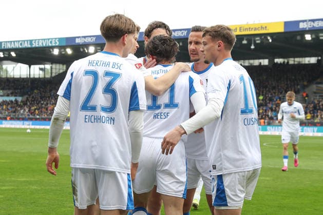 19 04 2025, xtgx, Soccer 2 Bundesliga, Eintracht Braunschweig Hertha BSC Berlin v l Hertha after goal to 0 1 by Fabian Reese Hertha, 11 Jubel, Torjubel, jubelt ueber das Tor, celebrate the goal, celebration DFL DFB REGULATIONS PROHIBIT ANY USE OF PHOTOGRAPHS as IMAGE SEQUENCES and or QUASI VIDEO Braunschweig