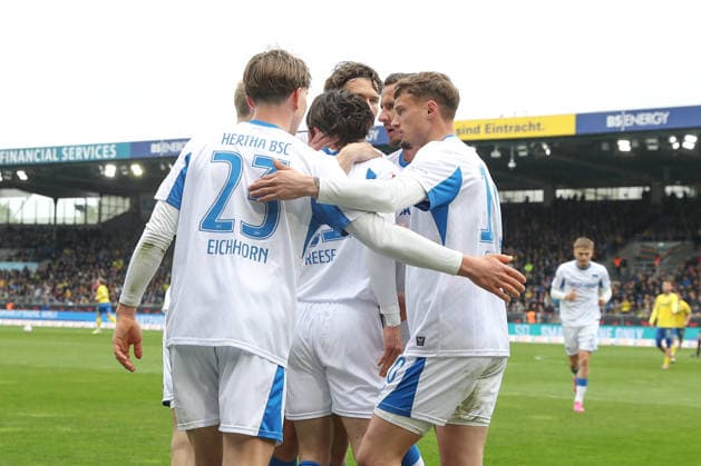 19 04 2025, xtgx, Soccer 2 Bundesliga, Eintracht Braunschweig Hertha BSC Berlin v l Hertha after goal to 0 1 by Fabian Reese Hertha, 11 Jubel, Torjubel, jubelt ueber das Tor, celebrate the goal, celebration DFL DFB REGULATIONS PROHIBIT ANY USE OF PHOTOGRAPHS as IMAGE SEQUENCES and or QUASI VIDEO Braunschweig