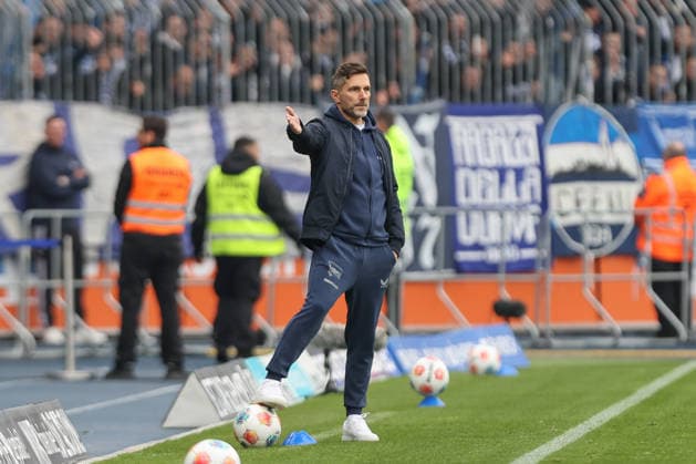 19 04 2025, xtgx, Fußball 2 Bundesliga, Eintracht Braunschweig Hertha BSC Berlin v l Stefan Leitl Hertha, Trainer gibt Anweisungen, gestikuliert mit den Armen, gesticulate, gives instructions DFL DFB REGULATIONS PROHIBIT ANY USE OF PHOTOGRAPHS as IMAGE SEQUENCES and or QUASI VIDEO Braunschweig