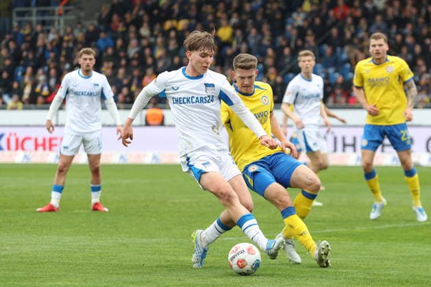 19 04 2025, xtgx, Soccer 2 Bundesliga, Eintracht Braunschweig Hertha BSC Berlin v l Kennet Eichhorn Hertha, 23 , Florian Flick Braunschweig, 6 duel, duel, fight, tackle DFL DFB REGULATIONS PROHIBIT ANY USE OF PHOTOGRAPHS as IMAGE SEQUENCES and or QUASI VIDEO Braunschweig