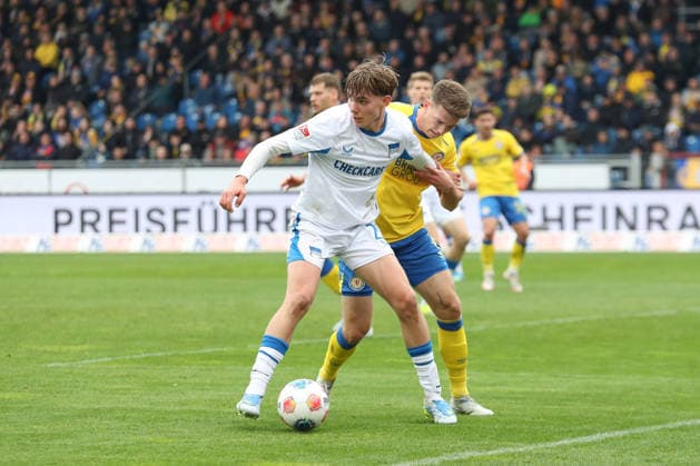 19 04 2025, xtgx, Soccer 2 Bundesliga, Eintracht Braunschweig Hertha BSC Berlin v l Kennet Eichhorn Hertha, 23 , Florian Flick Braunschweig, 6 duel, duel, fight, tackle DFL DFB REGULATIONS PROHIBIT ANY USE OF PHOTOGRAPHS as IMAGE SEQUENCES and or QUASI VIDEO Braunschweig