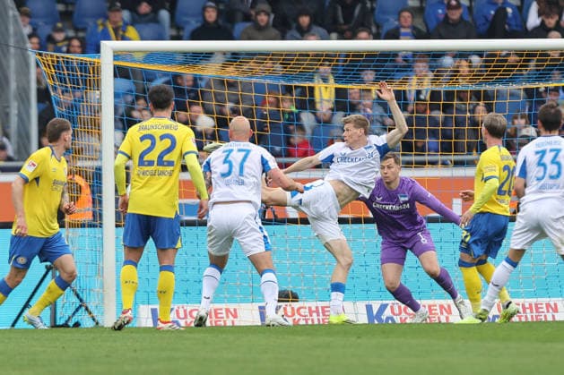 19 04 2025, xtgx, Soccer 2 Bundesliga, Eintracht Braunschweig Hertha BSC Berlin v l Luca Schuler Hertha, 18 clears in front of goal DFL DFB REGULATIONS PROHIBIT ANY USE OF PHOTOGRAPHS as IMAGE SEQUENCES and or QUASI VIDEO Braunschweig