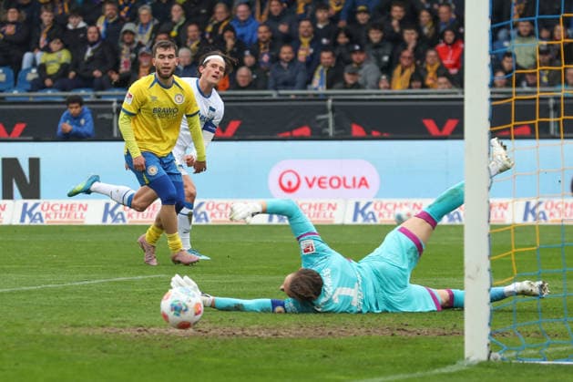 19 04 2025, xtgx, Soccer 2 Bundesliga, Eintracht Braunschweig Hertha BSC Berlin v l Fabian Reese Hertha, 11 , Ron Thorben Hoffmann Braunschweig, 1 shoots the ball on goal, shot on goal, shot parade, holds the ball, catches the ball, parries DFL DFB REGULATIONS PROHIBIT ANY USE OF PHOTOGRAPHS as IMAGE SEQUENCES and or QUASI VIDEO Braunschweig