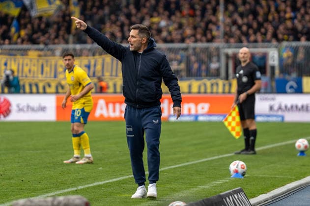 Germany Soccer, 2 Bundesliga, Matchday 30 2025 26, Eintracht Braunschweig Hertha BSC on 19 04 in Braunschweig, Eintracht Stadion Stefan Leitl Coach Hertha BSC Gesture Copyright: xSvenxHeidmannx