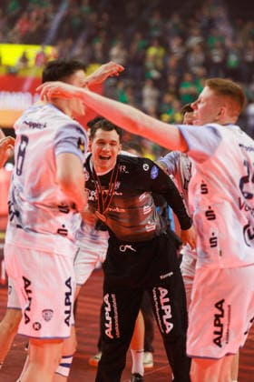 Siegerehrung TBV Lemgo, Jubel, Freude, Leidenschaft, Erfolg, Emotion, Begeisterung, positive Emotionen GER, TBV Lemgo Lippe vs. SC Magdeburg, Handball, DHB-Pokal, LIDL Final4, Spiel um Platz 3, Spielzeit 2025 2026, 19.04.2026, GER, TBV Lemgo Lippe vs. SC Magdeburg, Handball, DHB-Pokal, LIDL Final4, Spiel um Platz 3, Spielzeit 2025 2026, 19.04.2026, Koeln *** Award ceremony TBV Lemgo, jubilation, joy, passion, success, emotion, enthusiasm, positive emotions GER, TBV Lemgo Lippe vs SC Magdeburg, handball, DHB Cup, LIDL Final4, match for third place, match time 2025 2026, 19 04 2026, GER, TBV Lemgo Lippe vs SC Magdeburg, handball, DHB Cup, LIDL Final4, match for third place, match time 2025 2026, 19 04 2026, Cologne Copyright: xEibnerxPressefoto OliverxSchmidtx EP_OST