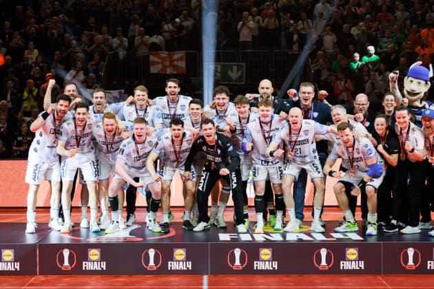 Siegerehrung TBV Lemgo, Jubel, Freude, Leidenschaft, Erfolg, Emotion, Begeisterung, positive Emotionen GER, TBV Lemgo Lippe vs. SC Magdeburg, Handball, DHB-Pokal, LIDL Final4, Spiel um Platz 3, Spielzeit 2025 2026, 19.04.2026, GER, TBV Lemgo Lippe vs. SC Magdeburg, Handball, DHB-Pokal, LIDL Final4, Spiel um Platz 3, Spielzeit 2025 2026, 19.04.2026, Koeln *** Award ceremony TBV Lemgo, jubilation, joy, passion, success, emotion, enthusiasm, positive emotions GER, TBV Lemgo Lippe vs SC Magdeburg, handball, DHB Cup, LIDL Final4, match for third place, match time 2025 2026, 19 04 2026, GER, TBV Lemgo Lippe vs SC Magdeburg, handball, DHB Cup, LIDL Final4, match for third place, match time 2025 2026, 19 04 2026, Cologne Copyright: xEibnerxPressefoto OliverxSchmidtx EP_OST