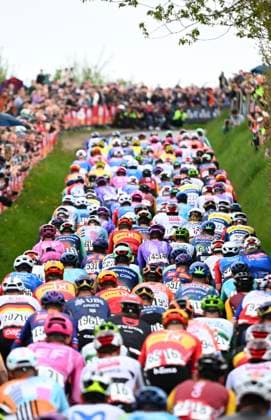 Amstel Gold Race 2026 Cycling Race VALKENBURG, THE NETHERLANDS - APRIL 19 : illustration picture peloton during the 60th edition of Amstel Gold Race an UCI World Tour 1.UWT one day cycling road race for Men Elite of 220 km with start in Maastricht and finish in Valkenburg on April 19, 2026 in Valkenburg, The Netherlands, 19 04 2026 ( Motordriver Kenny Verfaillie - Valkenburg The Netherlands  Copyright: xVincentxKalutx
