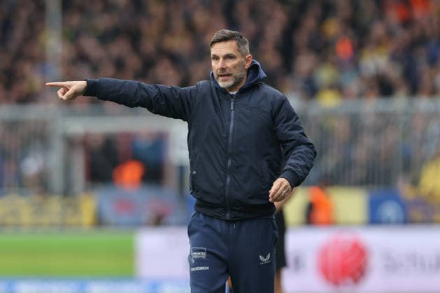 19 04 2025, xtgx, Fußball 2 Bundesliga, Eintracht Braunschweig Hertha BSC Berlin v l Stefan Leitl Hertha, Trainer gibt Anweisungen, gestikuliert mit den Armen, gesticulate, gives instructions DFL DFB REGULATIONS PROHIBIT ANY USE OF PHOTOGRAPHS as IMAGE SEQUENCES and or QUASI VIDEO Braunschweig