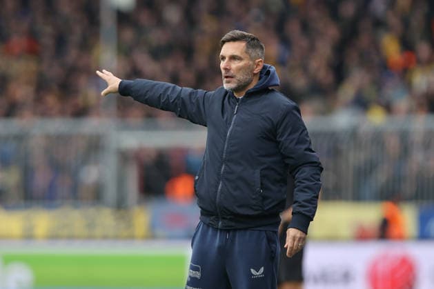 19 04 2025, xtgx, Fußball 2 Bundesliga, Eintracht Braunschweig Hertha BSC Berlin v l Stefan Leitl Hertha, Trainer gibt Anweisungen, gestikuliert mit den Armen, gesticulate, gives instructions DFL DFB REGULATIONS PROHIBIT ANY USE OF PHOTOGRAPHS as IMAGE SEQUENCES and or QUASI VIDEO Braunschweig