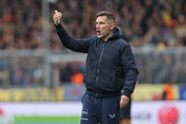 19 04 2025, xtgx, Fußball 2 Bundesliga, Eintracht Braunschweig Hertha BSC Berlin v l Stefan Leitl Hertha, Trainer gibt Anweisungen, gestikuliert mit den Armen, gesticulate, gives instructions DFL DFB REGULATIONS PROHIBIT ANY USE OF PHOTOGRAPHS as IMAGE SEQUENCES and or QUASI VIDEO Braunschweig