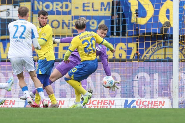 19 04 2025, xtgx, Soccer 2 Bundesliga, Eintracht Braunschweig Hertha BSC Berlin v l Lino Tempelmann Braunschweig, 20 , Tjark Ernst Hertha, 1 shoots the ball on goal, shot on goal, shot parade, holds the ball, catches the ball, parries DFL DFB REGULATIONS PROHIBIT ANY USE OF PHOTOGRAPHS as IMAGE SEQUENCES and or QUASI VIDEO Braunschweig