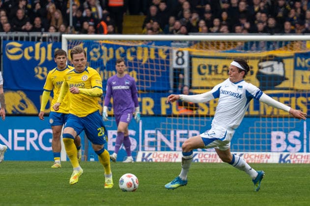 Germany Soccer, 2 Bundesliga, Matchday 30 2025 26, Eintracht Braunschweig Hertha BSC on 19 04 in Braunschweig, Eintracht Stadion Lino Tempelmann Eintracht Braunschweig 20 Fabian Reese Hertha BSC 11 Copyright: xSvenxHeidmannx