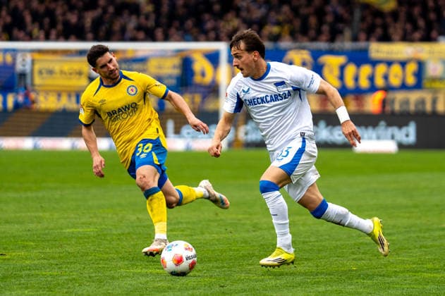 Germany Soccer, 2 Bundesliga, Matchday 30 2025 26, Eintracht Braunschweig Hertha BSC on 19 04 in Braunschweig, Eintracht Stadion Robin Heußer Eintracht Braunschweig 30 Michal Karbownik Hertha BSC 33 Copyright: xSvenxHeidmannx