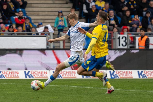 Germany Soccer, 2 Bundesliga, Matchday 30 2025 26, Eintracht Braunschweig Hertha BSC on 19 04 in Braunschweig, Eintracht Stadion Luca Schuler Hertha BSC 18 Andi Hoti Eintracht Braunschweig 4 Copyright: xSvenxHeidmannx