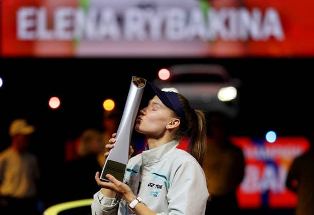 19 04 2026, Germany, Stuttgart, Porsche Tennis Grand Prix 2026, Final, winner Elena Rybakina KAZ cheers, cheers with trophy, kisses the trophy