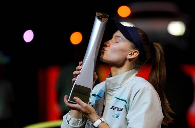 19 04 2026, Germany, Stuttgart, Porsche Tennis Grand Prix 2026, Final, winner Elena Rybakina KAZ cheers, cheers with trophy, kisses the trophy