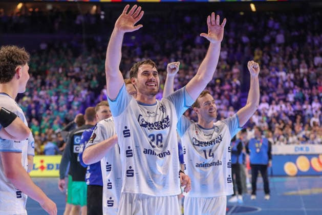 19 04 2026, xgox, Handball DHB Pokal match 3rd place SC Magdeburg TBV Lemgo Lippe emspor, f l Hendrik Wagner Lemgo, 28 cheering about the victory, cheering after the end of the match Cologne