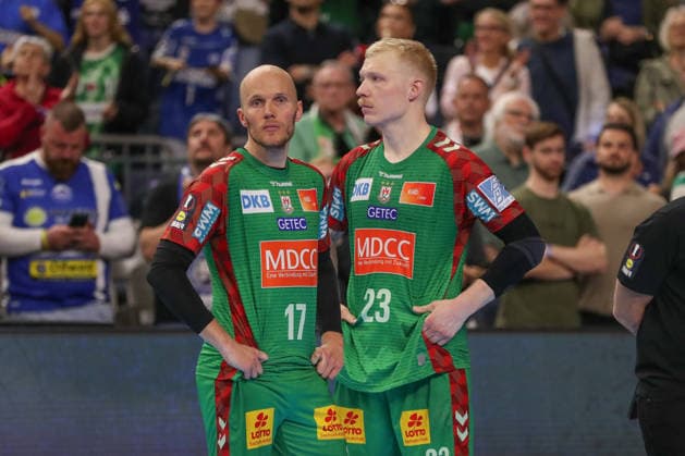 19 04 2026, xgox, Handball DHB Pokal match 3rd place SC Magdeburg TBV Lemgo Lippe emspor, v l Tim Hornke Magdeburg, 17 , Magnus Saugstrup Magdeburg, 23 disappointed, looks disappointed, disappointed Koeln