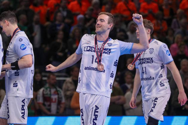 19 04 2026, xgox, Handball DHB Pokal match 3rd place SC Magdeburg TBV Lemgo Lippe emspor, f l Bobby Schagen Lemgo, 14 cheering about the victory, cheering after the end of the match Cologne