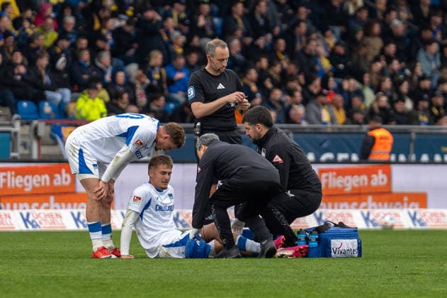 Germany Soccer, 2 Bundesliga, Matchday 30 2025 26, Eintracht Braunschweig Hertha BSC on 19 04 in Braunschweig, Eintracht Stadion Marten Winkler Hertha BSC 22 has to be substituted due to injury Copyright: xSvenxHeidmannx
