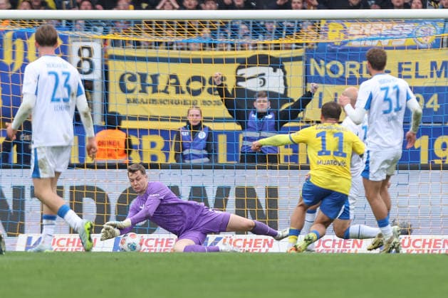 19 04 2025, xtgx, Soccer 2 Bundesliga, Eintracht Braunschweig Hertha BSC Berlin v l Tjark Ernst Hertha, 1 , Jovan Mijatovic Braunschweig, 11 shoots the ball on goal, shot on goal, shot parade, holds the ball, catches the ball, parries DFL DFB REGULATIONS PROHIBIT ANY USE OF PHOTOGRAPHS as IMAGE SEQUENCES and or QUASI VIDEO Braunschweig