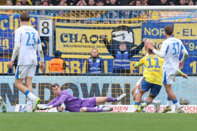 19 04 2025, xtgx, Soccer 2 Bundesliga, Eintracht Braunschweig Hertha BSC Berlin v l Tjark Ernst Hertha, 1 , Jovan Mijatovic Braunschweig, 11 shoots the ball on goal, shot on goal, shot parade, holds the ball, catches the ball, parries DFL DFB REGULATIONS PROHIBIT ANY USE OF PHOTOGRAPHS as IMAGE SEQUENCES and or QUASI VIDEO Braunschweig