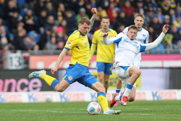 19 04 2025, xtgx, Soccer 2 Bundesliga, Eintracht Braunschweig Hertha BSC Berlin v l Kevin Ehlers Braunschweig, 21 , Michael Cuisance Hertha, 10 DFL DFB REGULATIONS PROHIBIT ANY USE OF PHOTOGRAPHS as IMAGE SEQUENCES and or QUASI VIDEO Braunschweig