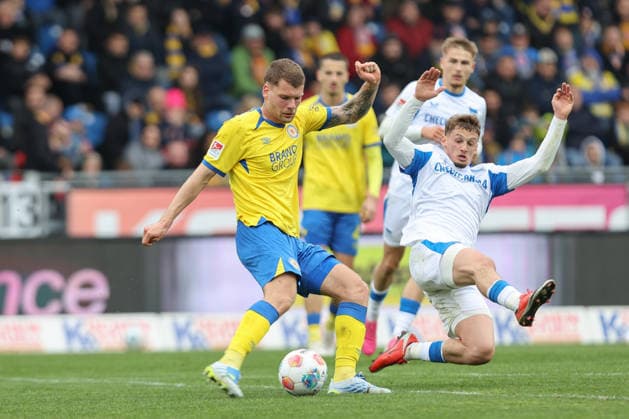 19 04 2025, xtgx, Soccer 2 Bundesliga, Eintracht Braunschweig Hertha BSC Berlin v l Kevin Ehlers Braunschweig, 21 , Michael Cuisance Hertha, 10 DFL DFB REGULATIONS PROHIBIT ANY USE OF PHOTOGRAPHS as IMAGE SEQUENCES and or QUASI VIDEO Braunschweig