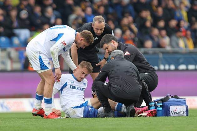 19 04 2025, xtgx, Fußball 2 Bundesliga, Eintracht Braunschweig Hertha BSC Berlin v l Marten Winkler Hertha, 22 verletzt, Verletzung, injury, injured DFL DFB REGULATIONS PROHIBIT ANY USE OF PHOTOGRAPHS as IMAGE SEQUENCES and or QUASI VIDEO Braunschweig