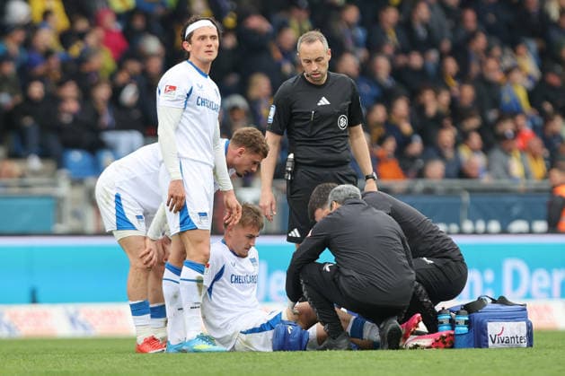 19 04 2025, xtgx, Fußball 2 Bundesliga, Eintracht Braunschweig Hertha BSC Berlin v l Marten Winkler Hertha, 22 verletzt, Verletzung, injury, injured DFL DFB REGULATIONS PROHIBIT ANY USE OF PHOTOGRAPHS as IMAGE SEQUENCES and or QUASI VIDEO Braunschweig