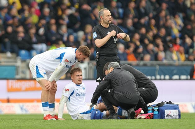 19 04 2025, xtgx, Fußball 2 Bundesliga, Eintracht Braunschweig Hertha BSC Berlin v l Marten Winkler Hertha, 22 verletzt, Verletzung, injury, injured DFL DFB REGULATIONS PROHIBIT ANY USE OF PHOTOGRAPHS as IMAGE SEQUENCES and or QUASI VIDEO Braunschweig
