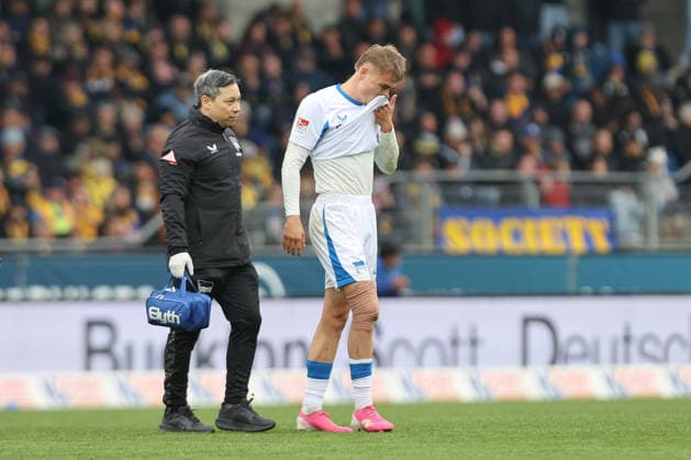 19 04 2025, xtgx, Fußball 2 Bundesliga, Eintracht Braunschweig Hertha BSC Berlin v l Marten Winkler Hertha, 22 verletzt, Verletzung, injury, injured DFL DFB REGULATIONS PROHIBIT ANY USE OF PHOTOGRAPHS as IMAGE SEQUENCES and or QUASI VIDEO Braunschweig