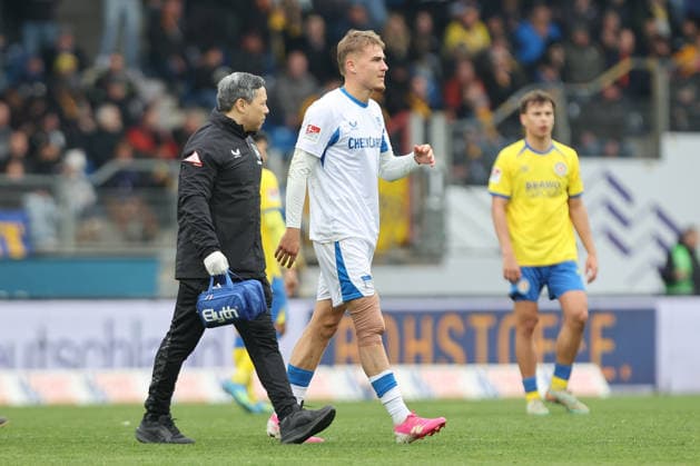 19 04 2025, xtgx, Fußball 2 Bundesliga, Eintracht Braunschweig Hertha BSC Berlin v l Marten Winkler Hertha, 22 verletzt, Verletzung, injury, injured DFL DFB REGULATIONS PROHIBIT ANY USE OF PHOTOGRAPHS as IMAGE SEQUENCES and or QUASI VIDEO Braunschweig