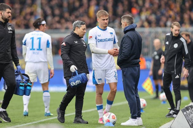 19 04 2025, xtgx, Fußball 2 Bundesliga, Eintracht Braunschweig Hertha BSC Berlin v l Marten Winkler Hertha, 22 verletzt, Verletzung, injury, injured DFL DFB REGULATIONS PROHIBIT ANY USE OF PHOTOGRAPHS as IMAGE SEQUENCES and or QUASI VIDEO Braunschweig