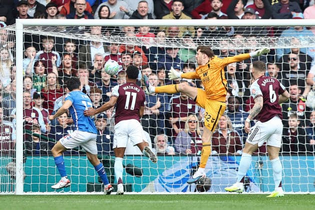 Aston Villa v Sunderland, Premier League GOAL 1-0 Ollie Watkins of Aston Villa scores during the Aston Villa v Sunderland Premier League match at Villa Park, Birmingham, England on 19 April 2026 Credit: Ian Stephen Every Second Media Editorial use only. All images are copyright Every Second Media Limited. No images may be reproduced without prior permission. All rights reserved. Premier League and Football League images are subject to licensing agreements with Football DataCo Limited. see https: www.football-dataco.com Copyright: xIMAGO EveryxSecondxMediax ESM-1927-0007 IanxStephenx xEveryxSecondxMediax