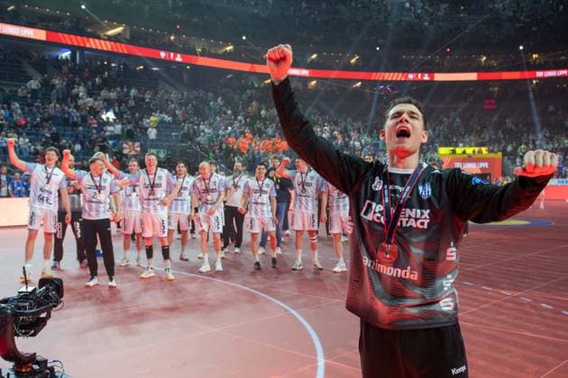 Constantin Moestl, Torwart (TBV Lemgo Lippe 1), TBV Lemgo Lippe, Platz 3, Feier mit den Fans, TBV Lemgo Lippe - SC Magdeburg, DHB-Pokal Maenner, Herren, 6. Spieltag, Spiel um Platz 3, Daikin HBL, Lidl Final 4, 19.04.2026 Köln NRW Deutschland *** Constantin Moestl, Goalkeeper TBV Lemgo Lippe 1 , TBV Lemgo Lippe, 3rd place, Celebration with the fans, TBV Lemgo Lippe SC Magdeburg, DHB Pokal Maenner, Herren, 6 Spieltag, Spiel um Platz 3, Daikin HBL, Lidl Final 4, 19 04 2026 Köln NRW Germany Copyright: xkolbert-press MartinxWdziecznyx