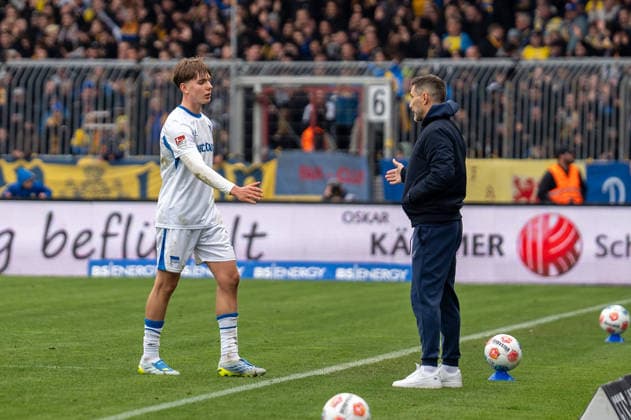 Germany Soccer, 2 Bundesliga, Matchday 30 2025 26, Eintracht Braunschweig Hertha BSC on 19 04 in Braunschweig, Eintracht Stadion Kennet Eichhorn Hertha BSC 23 leaves the pitch Red card, VAR, Stefan Leitl Coach Hertha BSC Copyright: xSvenxHeidmannx