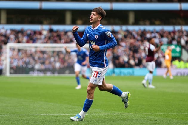Birmingham, England, 19th April 2026. Chris Rigg of Sunderland celebrates his goal to make it 1-1 during the Aston Villa vs Sunderland Premier League match at Villa Park, Birmingham. Picture credit should read: Gareth Evans Sportimage EDITORIAL USE ONLY. No use with unauthorised audio, video, data, fixture lists, club league logos or live services. Online in-match use limited to 120 images, no video emulation. No use in betting, games or single club league player publications. SPI_028_GE_Aston_Villa_vs_Sunderland SPI-4703-0028