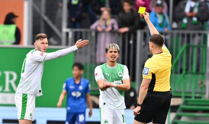 19 04 2026 Soccer Season 2025 2026 2 Soccer Bundesliga 30 Matchday SpVgg Greuther Fürth Kleeblatt SV Darmstadt 98 Lilien Sportfoto Zink xwoxzix DFL regulations prohibit any use of photographs as image sequences and or quasi video only for editorial use Eric Weisbach Referee shows Branimir Hrgota 10, SpVgg Greuther Fürth yellow card yellow