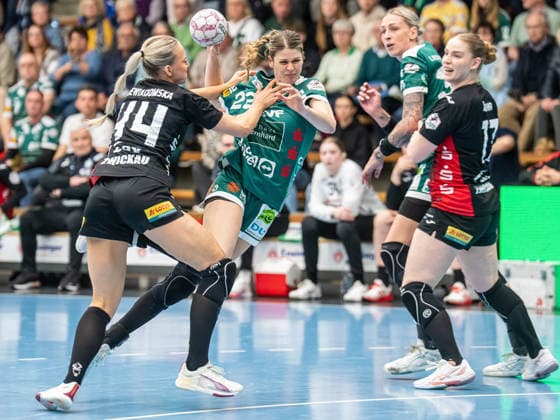 Sina Ehmann (Frisch Auf Frauen, 22) im Zweikampf mit Julia Niewiadomska (BSV Sachsen Zwickau, 44), BSV Sachsen Zwickau vs. Frisch Auf Goeppingen, Handball, 1. Bundesliga, Spielzeit 2025 2026, 19.04.2026 BSV Sachsen Zwickau vs. Frisch Auf Goeppingen, Handball, 1. Bundesliga, Spielzeit 2025 2026, 19.04.2026 Zwickau *** Sina Ehmann Frisch Auf Women, 22 in duel with Julia Niewiadomska BSV Sachsen Zwickau, 44 , BSV Sachsen Zwickau vs Frisch Auf Goeppingen, Handball, 1 Bundesliga, Season 2025 2026, 19 04 2026 BSV Sachsen Zwickau vs Frisch Auf Goeppingen, Handball, 1 Bundesliga, Season 2025 2026, 19 04 2026 Zwickau Copyright: xMichaelxSchmidt Eibner-Pressefotx EP_MST