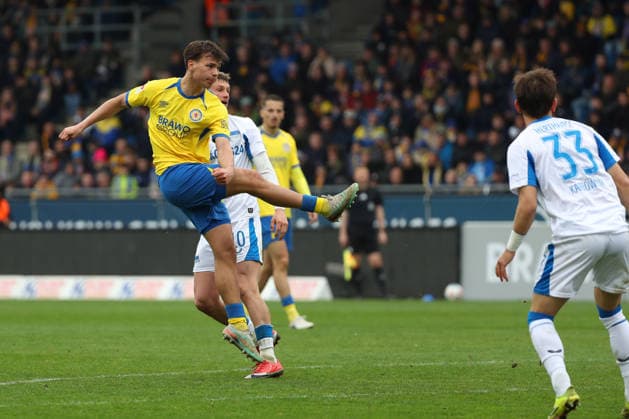 Braunschweig vs Hertha, 2 BL Braunschweig, 19 04 2026, Football, Men, 2 BL, Season 2025 2026, Eintracht Braunschweig vs Hertha BSC Berlin Max Marie Eintracht Braunschweig scores goal to 1 1, Michal Karbownik Hertha BSC , Michael Cuisance Hertha BSC DFL DFB REGULATIONS PROHIBIT ANY USE OF PHOTOGRAPHS as IMAGE SEQUENCES and or QUASI VIDEO Stadion an der Hamburger Straße Niedersachsen Germany